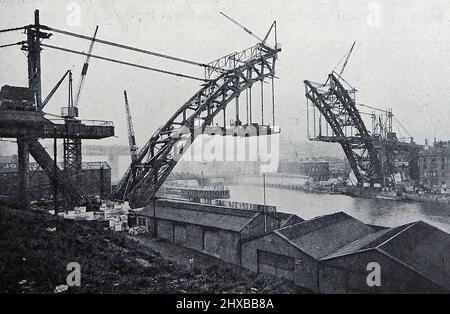 Ein frühes Bild von Newcastle upon Tyne. Erbaut von Dorman Long und Co. Aus Middlesbrough. Die Tyne Bridge ist eine Durchgangsbogenbrücke über den Fluss Tyne, die Newcastle upon Tyne und Gateshead verbindet. , Der später die Forth Road Bridge entwarf Stockfoto