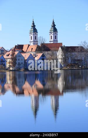 Blick auf die Stadt Bad Waldsee. Die Türme der Stiftskirche spiegeln sich im Stadtersee wider Stockfoto