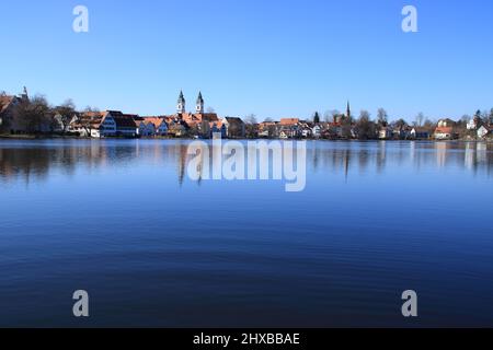 Blick auf die Stadt Bad Waldsee. Die Türme der Stiftskirche spiegeln sich im Stadtersee wider Stockfoto