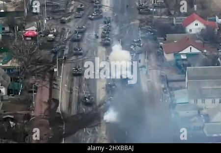 UKRAINE WAR RussianT32 Panzer und gepanzerte Fahrzeuge werden von ukrainischen Truppen in der Stadt Brovary östlich von Kiew überfallen 10. März 2022 gefilmt von einer Drohne. Foto: Ukrainisches Verteidigungsministerium Stockfoto