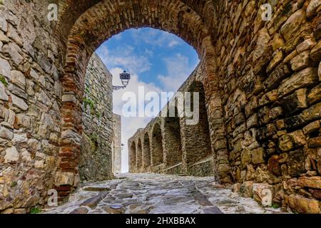 Castellar de la Corso, Spanien - 9. März 2022: Burgtor und Mauern im historischen Stadtzentrum von Castello de Castellar Stockfoto