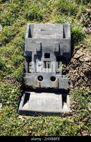 Die Basis der Rundumleuchte aus Kunststoff brach nach einer Überlastung und sank in den Boden Stockfoto