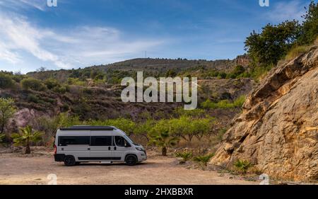 Enix, Spanien - 2. März 2022: Grauer Wohnmobil im andalusischen Hinterland in der Nähe des idyllischen weiß getünchten Dorfes Enix Stockfoto