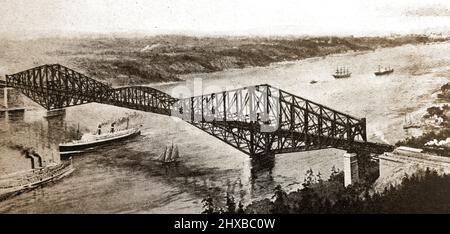 Eine frühe Luftaufnahme der freitragenden Québec-Brücke, die ursprünglich für die Übertragung von drei Gleisen der Nationalen Transkontinentalen Eisenbahn in der Nähe von Quebec gebaut wurde. Als die Fertigstellung am 29. August 1907after für vier Jahre ansteht, Der südliche Arm und ein Teil des zentralen Abschnitts der Brücke stürzten in den Fluss ein und töteten 75 der 86 Arbeiter auf dem Fluss. Es wurde zur schlimmsten Brückenbaukatastrophe der Welt. Es wurde 1919 fertiggestellt. Stockfoto