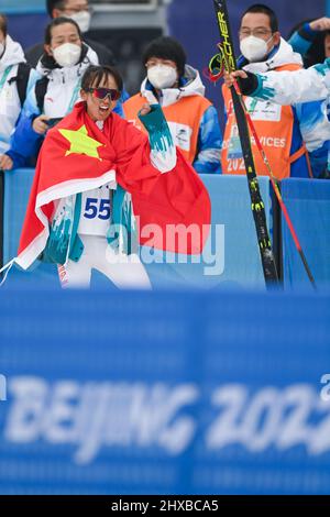 Zhangjiakou, Chinas Provinz Hebei. 11. März 2022. Zhao Zhiqing aus China feiert nach der Biathlon-Einzelstandveranstaltung der Paralympischen Winterspiele 2022 in Peking im Nationalen Biathlon-Zentrum in Zhangjiakou, nordchinesische Provinz Hebei, 11. März 2022. Kredit: Li Bo/Xinhua/Alamy Live Nachrichten Stockfoto