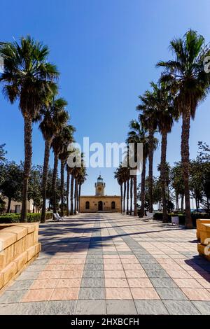 Roquetas de Mar, Spanien - 2. März 2022: Blick auf den Leuchtturm von Roquetas de Mar an der Küste Andalusiens Stockfoto