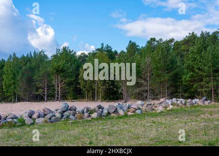 Der steinerne Damm ist Teil der alten Anlegestelle am Pier des Konevetsky-Klosters, in der Vladimir-Bucht des Ladoga-Sees Stockfoto