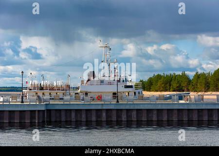 Boot am Pier des Konevsky-Klosters auf der Insel Konevets im Ladogasee Stockfoto