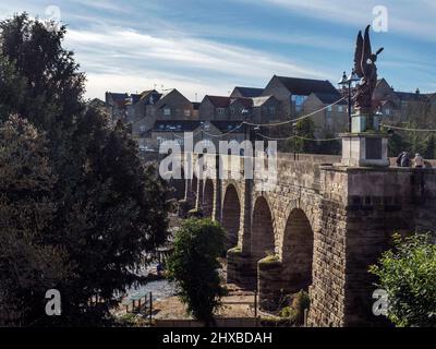 Wetherby Brücke über den Fluss Wharfe aus dem Jahr C13 im 17.. Jahrhundert in Wetherby West Yorkshire England umgebaut Stockfoto