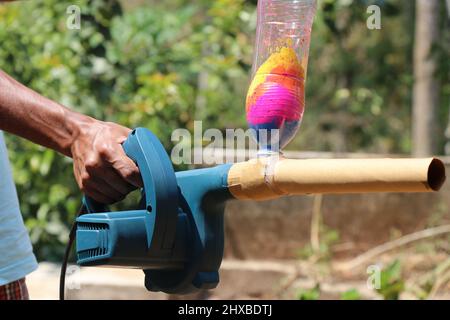 Hausgemachte Gulal Launcher, die ein weit verbreitetes Gadget für Holi Festival Feier in Indien ist. Gulal bedeutet Farbpulver, das in Holi verwendet wird Stockfoto