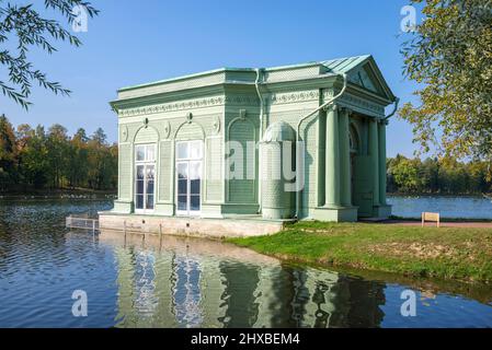 GATCHINA, RUSSLAND - 24. SEPTEMBER 2015: Der alte Parkpavillon der Venus am Weißen See an einem Septembertag. Leningrad Stockfoto