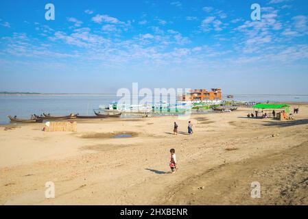 BAGAN, MYANMAR - 23. DEZEMBER 2016: An einem sonnigen Tag am Ufer des Irrawadden River Stockfoto