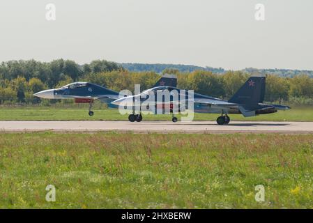 ZHUKOVSKY, RUSSLAND - 30. AUGUST 2019: Zwei russische schwere Mehrzweck-Su-30SM-Kämpfer auf der Start- und Landebahn an einem sonnigen Tag Stockfoto