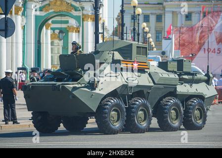 ST. PETERSBURG, RUSSLAND - 24. JUNI 2020: Kommandos- und Personalfahrzeug R-149MA1basierend auf dem gepanzerten Personalträger BTR-80 Nahaufnahme. Fragment der Mili Stockfoto