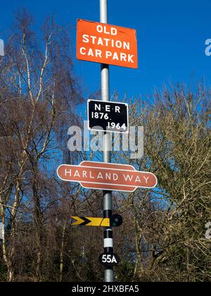 Alte Bahnschilder am Old Station Car Park auf dem Gelände des alten Bahnhofs in Wetherby West Yorkshire England Stockfoto