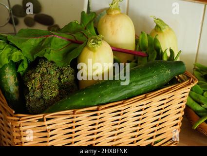 Ein Weidenkorb voll mit gesundem Bio-Gemüse Stockfoto