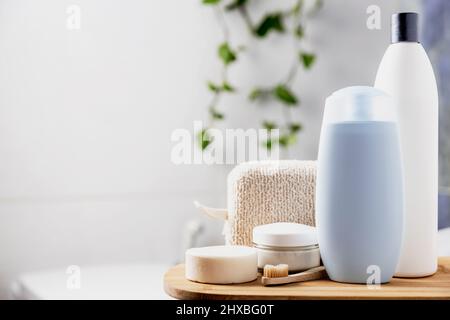 Vorbereitung auf die Behandlung im Hotel-Spa oder das Home-Bath-Verfahren. Bad mit Accessoires und Kosmetik. Shampoo, Duschgel, Haarspülung, Waschlappen, Seife, Zahnbürste, Cremeglasflasche, weiße Seife Stockfoto