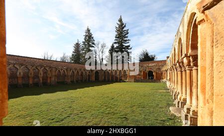 Dieses Foto wurde im Kloster Monasterio de San Juan de Duero, Soria, Castilla y León, Spanien aufgenommen. Stockfoto