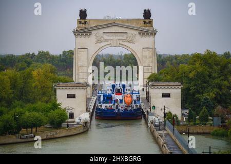 WOLGOGRAD, RUSSLAND - 20. SEPTEMBER 2021: An einem trüben Regentag passiert ein Frachtschiff das erste Tor des Wolga-Don-Kanals. Stockfoto