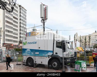 VALENCIA, SPANIEN - 10. MÄRZ 2022: Movistar ist ein bedeutender Telekommunikationsanbieter im Besitz von Telefónica Stockfoto