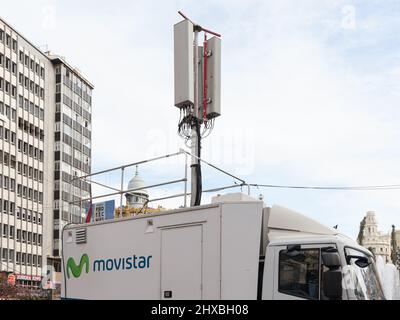 VALENCIA, SPANIEN - 10. MÄRZ 2022: Movistar ist ein bedeutender Telekommunikationsanbieter im Besitz von Telefónica. Fallas Stockfoto