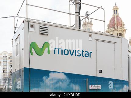 VALENCIA, SPANIEN - 10. MÄRZ 2022: Movistar ist ein bedeutender Telekommunikationsanbieter im Besitz von Telefónica. Fallas Stockfoto