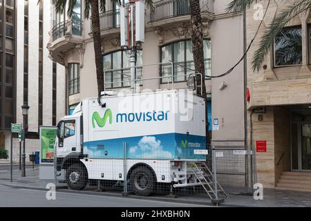 VALENCIA, SPANIEN - 10. MÄRZ 2022: Movistar ist ein bedeutender Telekommunikationsanbieter im Besitz von Telefónica. Fallas Stockfoto