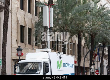 VALENCIA, SPANIEN - 10. MÄRZ 2022: Movistar ist ein bedeutender Telekommunikationsanbieter im Besitz von Telefónica. Fallas Stockfoto