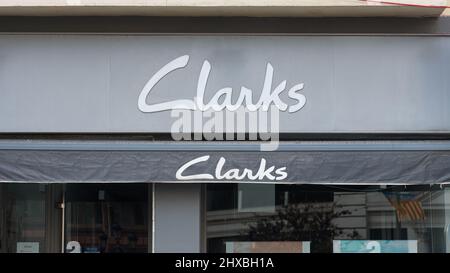 VALENCIA, SPANIEN - 10. MÄRZ 2022: Clarks ist ein britisches Schuhproduktionsunternehmen Stockfoto