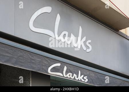 VALENCIA, SPANIEN - 10. MÄRZ 2022: Clarks ist ein britisches Schuhproduktionsunternehmen Stockfoto