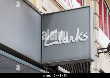 VALENCIA, SPANIEN - 10. MÄRZ 2022: Clarks ist ein britisches Schuhproduktionsunternehmen Stockfoto