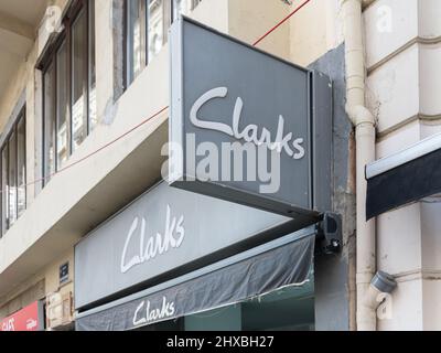 VALENCIA, SPANIEN - 10. MÄRZ 2022: Clarks ist ein britisches Schuhproduktionsunternehmen Stockfoto