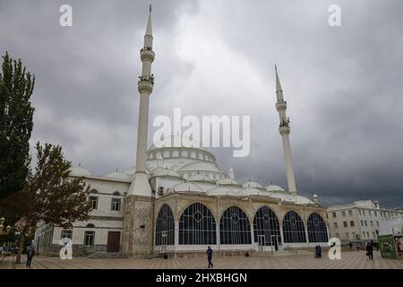 MACHATSCHKALA, RUSSLAND - 24. SEPTEMBER 2021: Yusuf Bey Jami Moschee (Zentralmoschee von Machatschkala) an einem düsteren Septembertag. Die Republik Dagestan Stockfoto