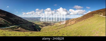 Panoramablick über das Cwyd-Tale vom Offas Dyke auf Moel Famau, Nordwales Stockfoto