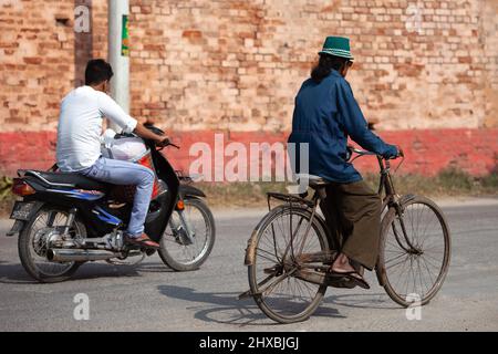 MANDALAY, MYANMAR - 11. JANUAR 2016: Unbekannte Männer reiten am 11. Januar 2016 auf den Straßen von Mandalay, Myanmar Stockfoto