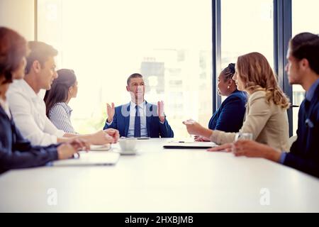 Unser Fokus sollte immer darauf liegen, größer und besser zu werden. Aufnahme einer Gruppe von Geschäftsleuten, die in einem Büro ein Meeting abhalten. Stockfoto