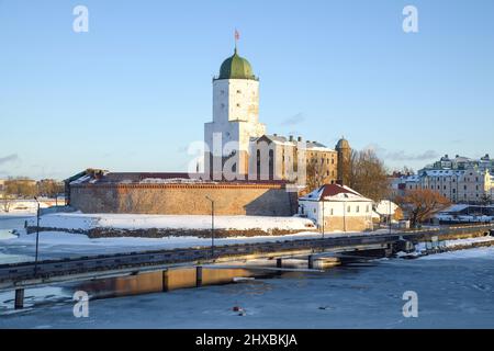 WYBORG, RUSSLAND - 25. JANUAR 2022: Blick auf das mittelalterliche Schloss von Wyborg an einem sonnigen Januartag. Leningrad Stockfoto
