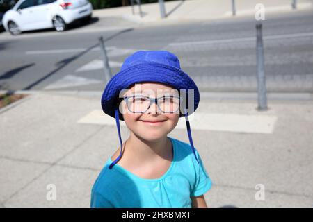 Kleines Mädchen mit Down-Syndrom in der Stadt Stockfoto