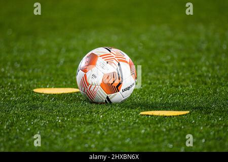 Bergamo, Italien. 10. März 2022. Der Ball aus Molten ist bereit für das Spiel der UEFA Europa League zwischen Atalanta und Bayer Leverkusen im Gewiss Stadium in Bergamo. (Foto: Gonzales Photo/Alamy Live News Stockfoto