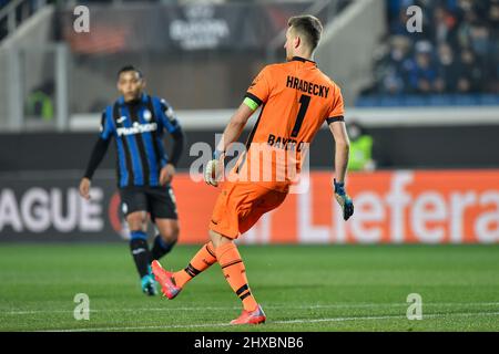 Bergamo, Italien. 10. März 2022. Torwart Lukas Hradecky (1) von Bayer Leverkusen beim UEFA Europa League-Spiel zwischen Atalanta und Bayer Leverkusen im Gewiss Stadium in Bergamo. (Foto: Gonzales Photo/Alamy Live News Stockfoto