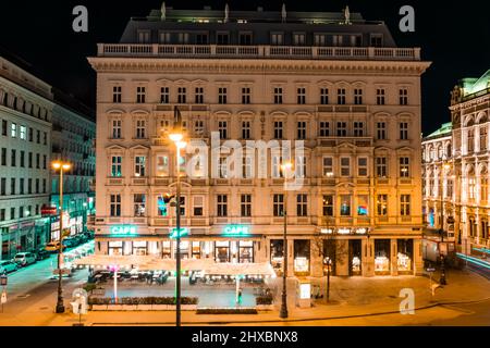 WIEN, ÖSTERREICH, 19. FEBRUAR 2022: Nachtansicht des Hotel Sacher Stockfoto