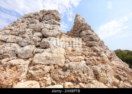 Dieses Foto wurde in den Talayots von Cornia Nou, Menorca, Balearen, Spanien, aufgenommen. Stockfoto