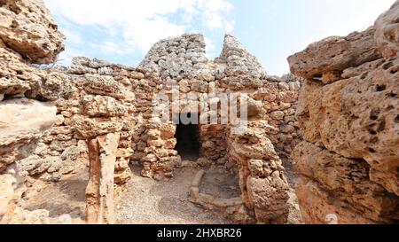 Dieses Foto wurde in den Talayots von Cornia Nou, Menorca, Balearen, Spanien, aufgenommen. Stockfoto