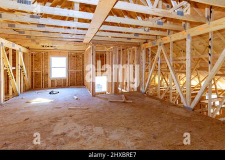 Fragment eines neuen Hauses im Bau Holzrahmen Balken Stockfoto