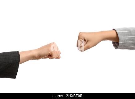 Hände von Geschäftsfrauen mit geballten Fäusten auf weißem Hintergrund Stockfoto