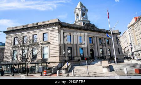 STAMFORD, CT, USA - 10. MÄRZ 2022: Altes Rathaus in der Atlantic Street Blick an schönen sonnigen Tag mit blauem Himmel Stockfoto