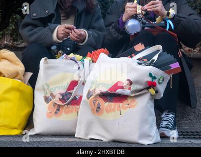 Seoul, Südkorea. 10. März 2022. BTS Concert, Mar 10, 2022 : BTS Fans warten vor dem Konzert von 'BTS Permission to Dance on Stage-Seoul' im Seoul Olympic Stadium in Seoul, Südkorea. Kredit: Lee Jae-won/AFLO/Alamy Live Nachrichten Gutschrift: Aflo Co. Ltd./Alamy Live Nachrichten Stockfoto