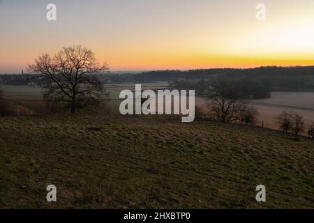 Sonnenaufgang über dem Jeker-Tal mit den Weinbergen bei Maastricht mit Blick auf die Landesgrenze und die typische Hügellandschaft, die dies ist Stockfoto