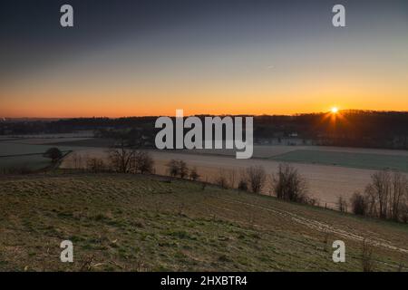 Sonnenaufgang über dem Jeker-Tal mit den Weinbergen bei Maastricht mit Blick auf die Landesgrenze und die typische Hügellandschaft, die dies ist Stockfoto