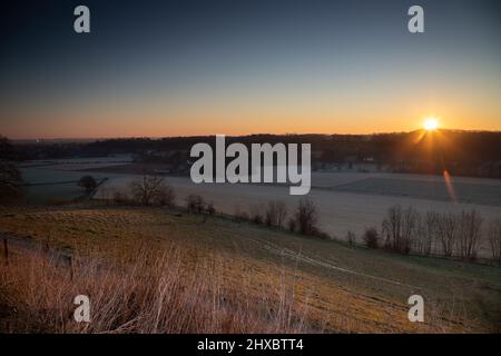 Sonnenaufgang über dem Jeker-Tal mit den Weinbergen bei Maastricht mit Blick auf die Landesgrenze und die typische Hügellandschaft, die dies ist Stockfoto